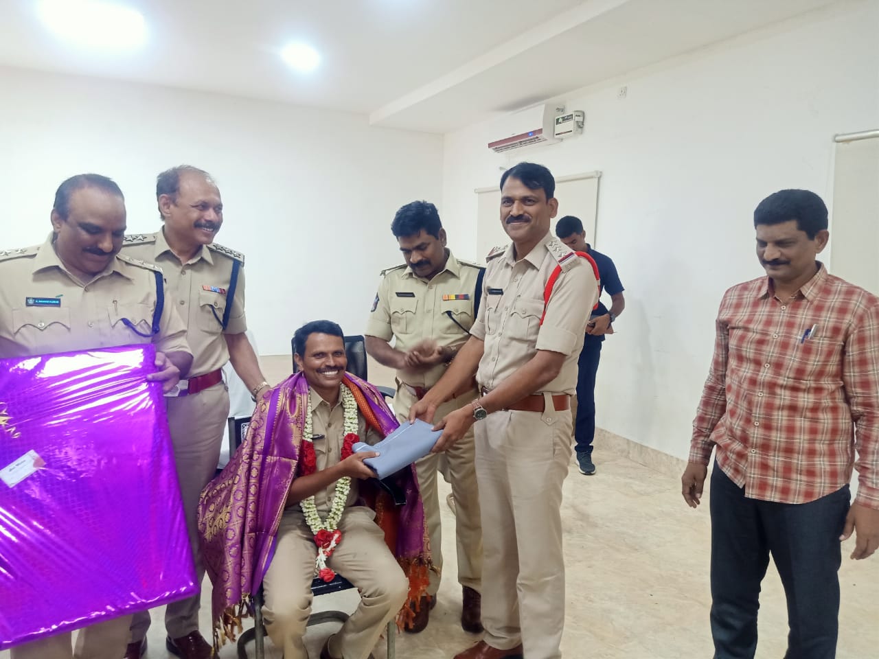 ఉద్యోగ్యోన్నతి పొందిన ఎస్‌ఐలను సన్మానిస్తున్న అడిషనల్‌ ఎస్పీ