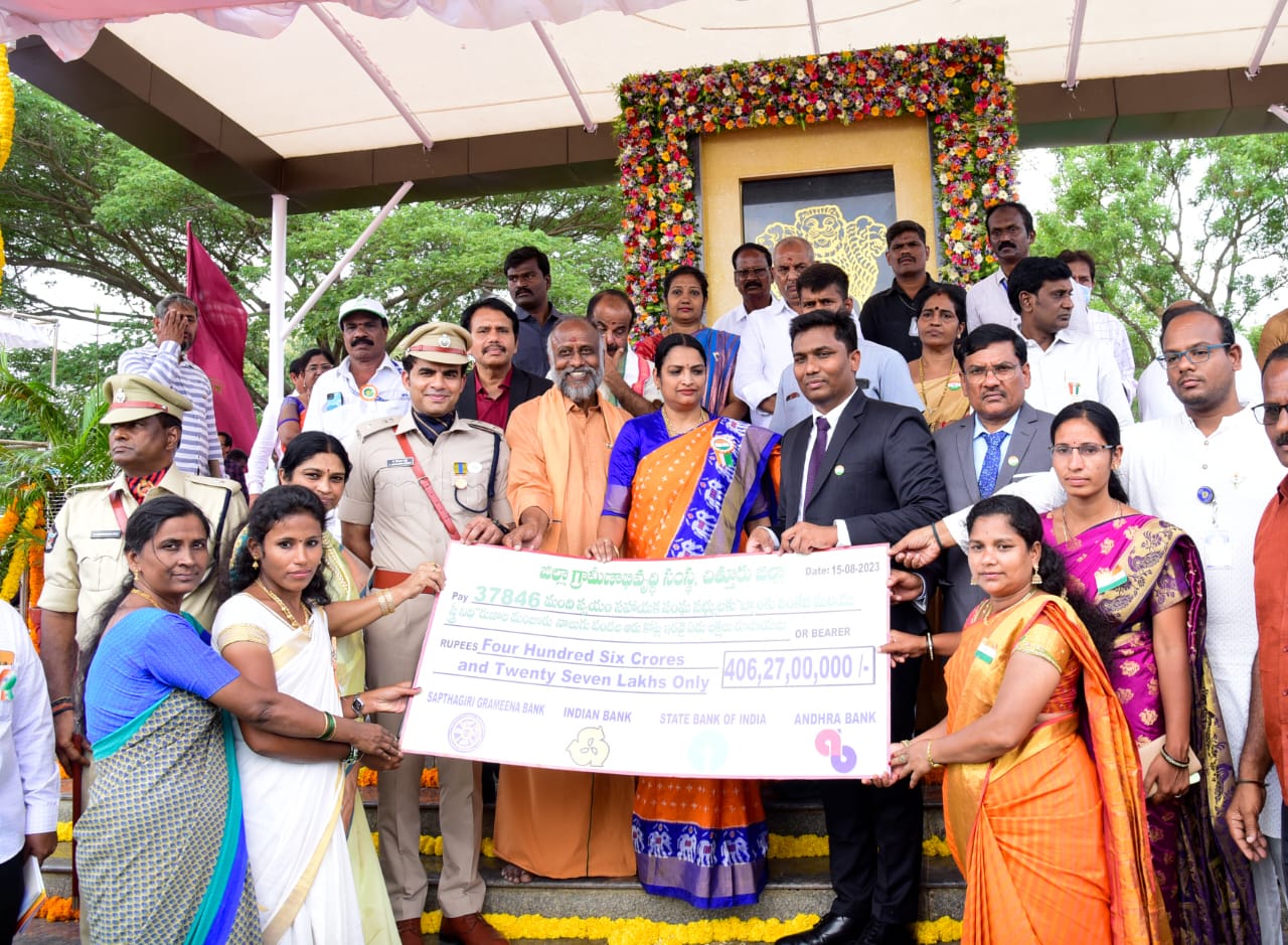 లబ్ధిదారులకు చెక్కులు పంపిణీ చేస్తున్న మంత్రి ఉషశ్రీచరణ్‌ 