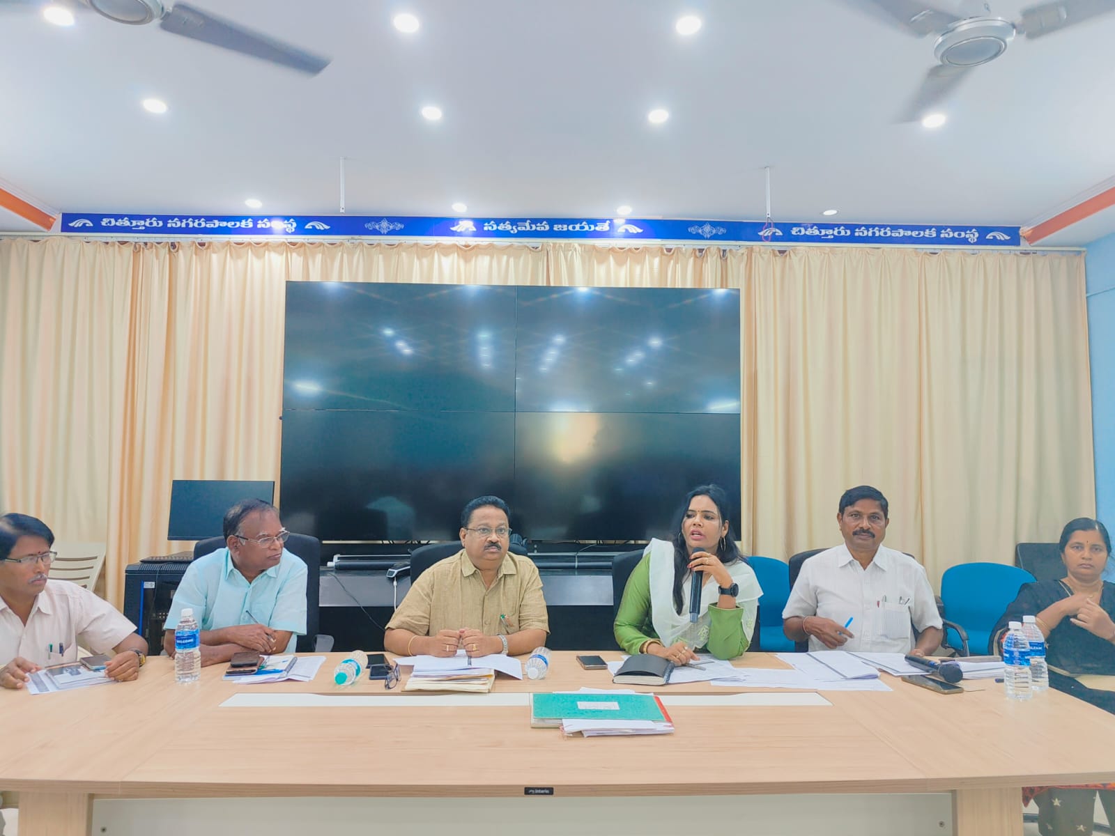 సమావేశంలో మాట్లాడుతున్న నగర కమిషనర్‌ డాక్టర్‌ అరుణ