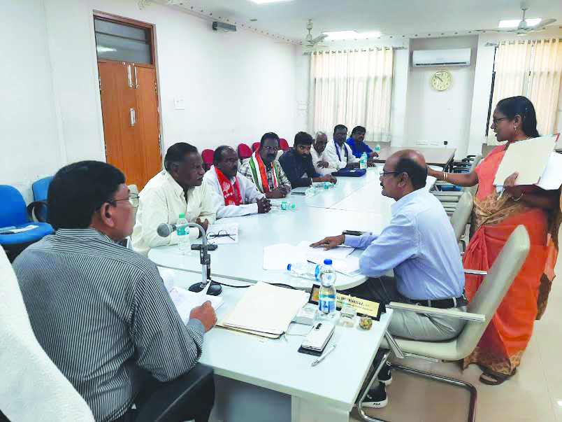 రాజకీయ పార్టీల ప్రతినిధుల సమావేశంలో మాట్లాడుతున్న జెసి