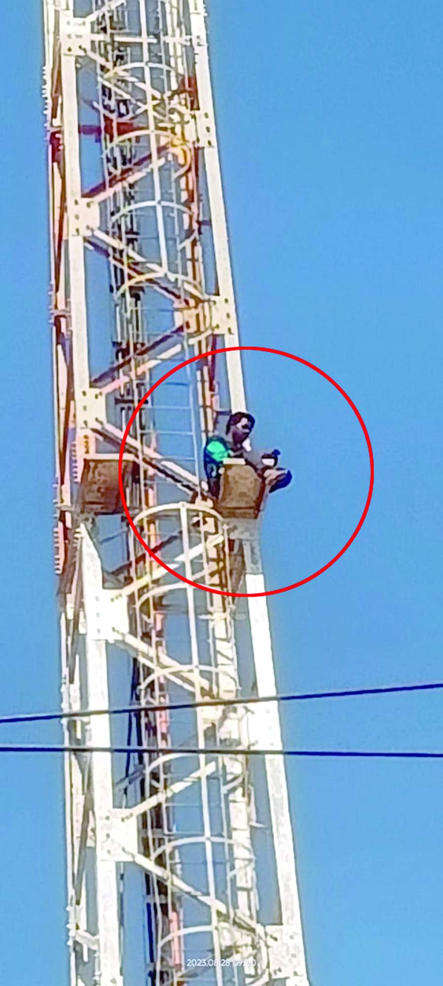    సెల్‌టవర్‌పై ఉన్న ఆర్‌ఎంపి వైద్యుడు వెంకటేష్‌