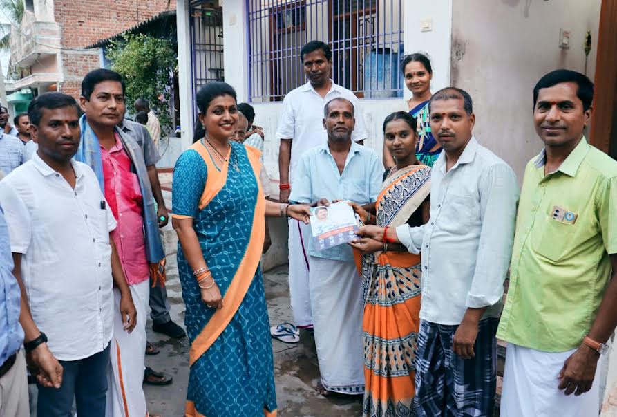 లబ్దిదారులకు బుక్‌లెట్స్‌ అందజేస్తున్న మంత్రి రోజా