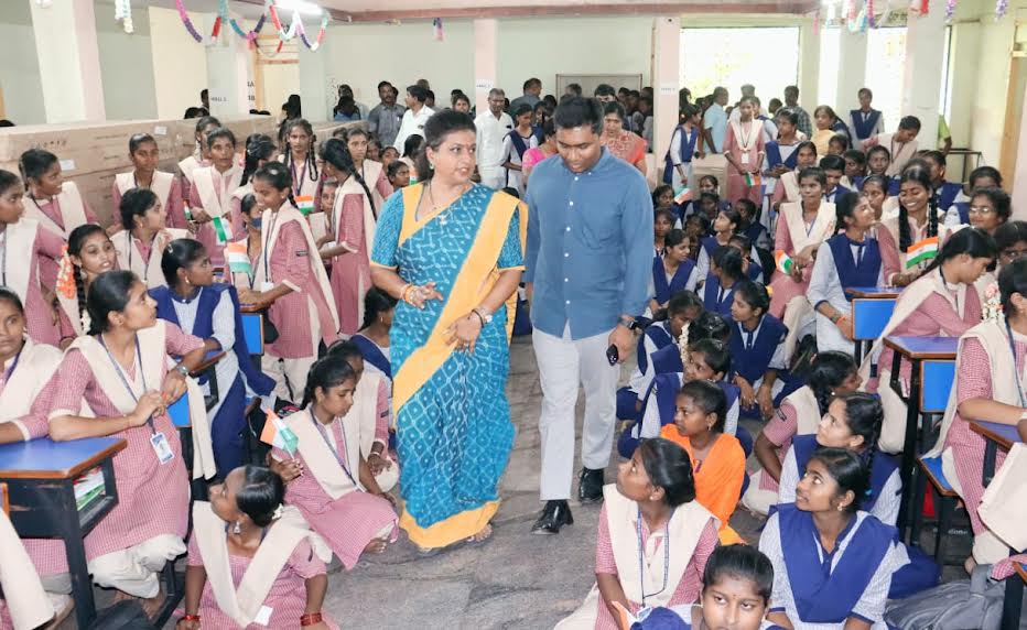 ఆజాదీ కా అమత్‌ మహోత్సవ్‌లో మంత్రి ఆర్కే రోజా,కలెక్టర్‌ ఎస్‌. షన్మోహన్‌