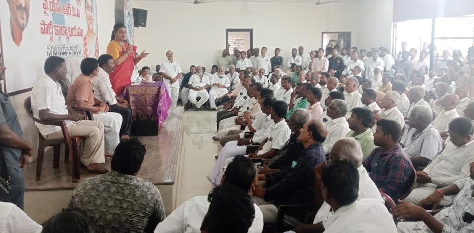 సమావేశంలో మాట్లాడుతున్న మంత్రి ఆర్కేరోజా