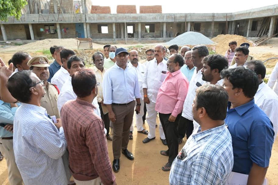 అభివృద్ధి పనుల వివరాలు తెలుసుకుంటున్న జిల్లా కలెక్టర్‌