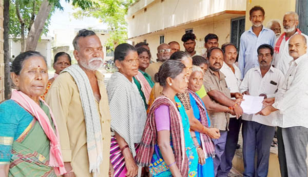 Orders-given-by-the-district-authorities-should-be-implemented-Sanitation-workers-protest