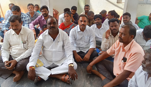 భవ్యశ్రీ మతికి కారకులైన వారిని అరెస్ట్‌ చేయాలి