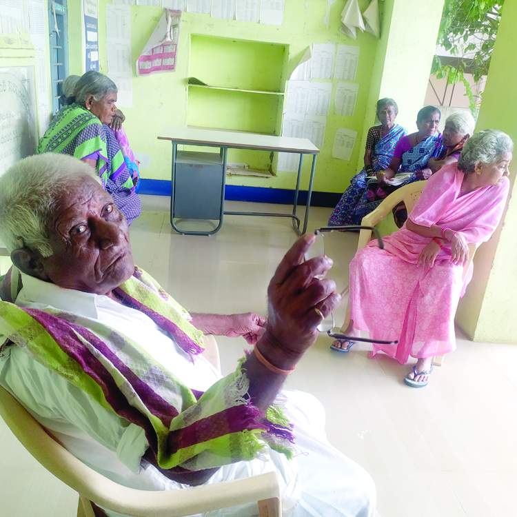   పింఛన్ల కోసం పడిగాపులు