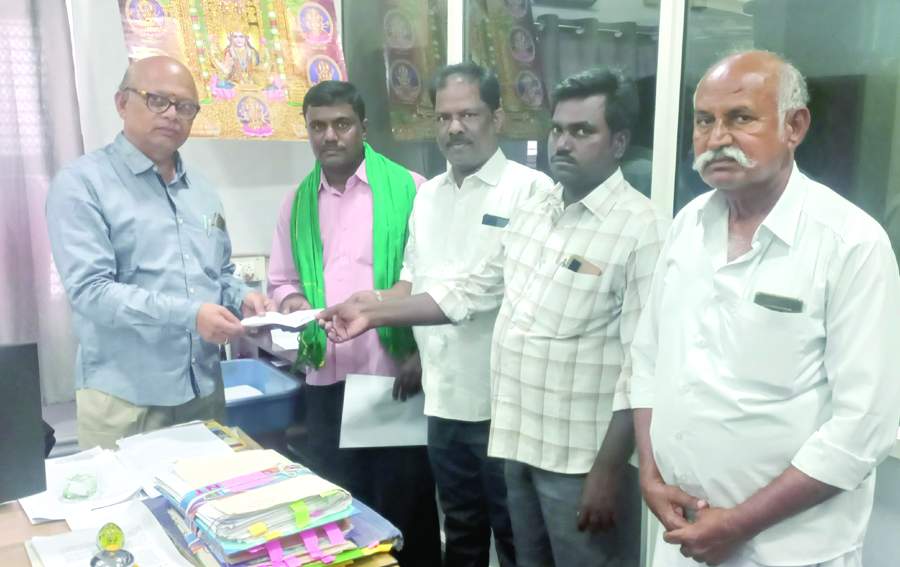   కలెక్టరేట్‌ ఏఓ శ్రీధర్‌కు వినతిపత్రం సమర్పిస్తున్న ఎపి రైతుసంఘంనాయకులు