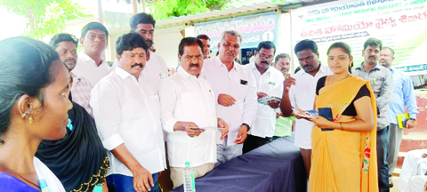 కూలీ బిడ్డ కలెక్టర్లు కావాలనేది జగనన్న లక్ష్యం