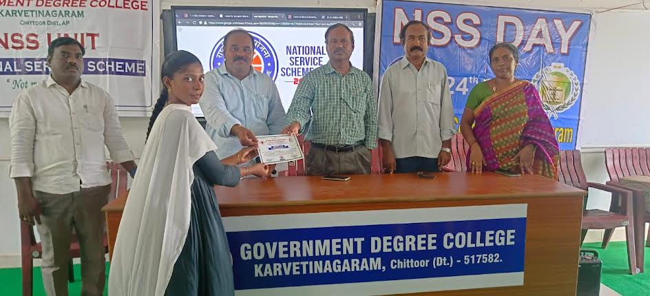 విద్యార్థులు సమాజసేవకు సిద్ధంగా ఉండాలి