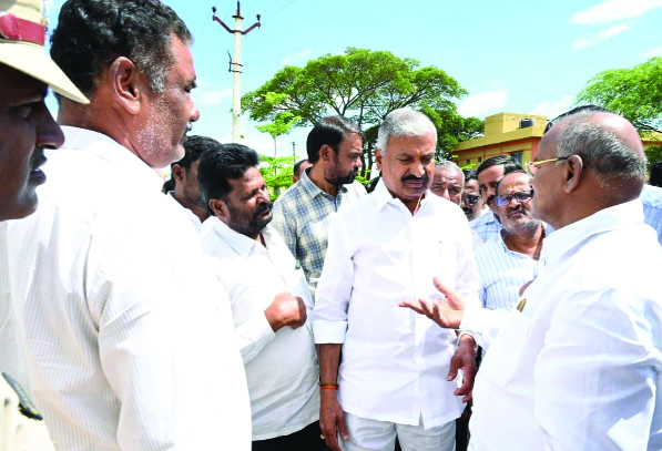 మంత్రి పెద్దిరెడ్డిని కలిసిన టీడీపీ నాయకులు రామచంద్రారెడ్డి