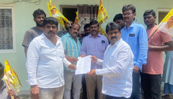 విద్యుత్‌ కోతలపై విద్యుత్‌ ఏఈ కి వినతి పత్రం