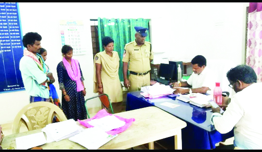 అదృశ్య యువతి తల్లిదండ్రులకు అప్పగింత