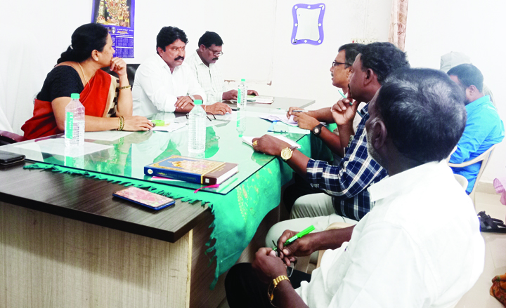 అభివద్ధి పనులు వేగవంతంగా పూర్తి చేయండి