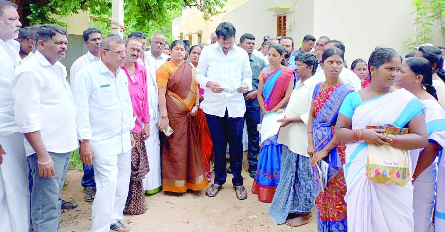   ప్రజలతో మాట్లాడుతున్న ఎమ్మెల్యే తోపుదుర్తి ప్రకాష్‌రెడ్డి