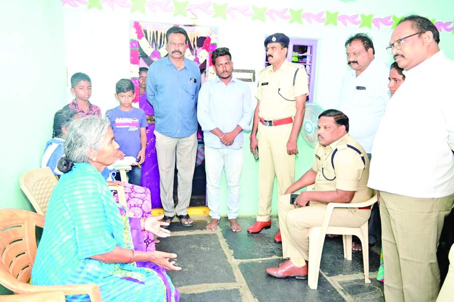    బాధిత కుటుంబాన్ని పరామర్శిస్తున్న ఎస్పీ శ్రీనివాసరావు