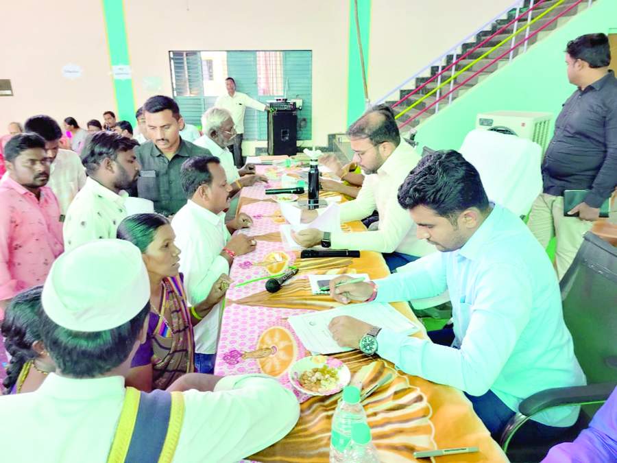 బాధితుల నుంచి వినతిపత్రాలు స్వీకరిస్తున్న జాయింట్‌ కలెక్టర్‌ కేతన్‌గార్గ్‌