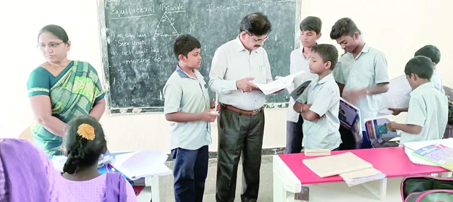     విద్యార్థులతో మాట్లాడుతున్న డిఇఒ నాగరాజు