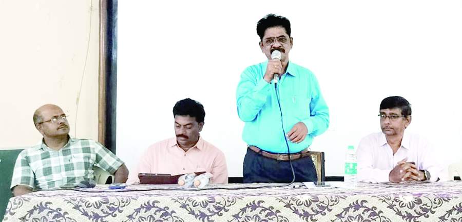   మాట్లాడుతున్న జిల్లా విద్యాశాఖాధికారి వి.నాగరాజు