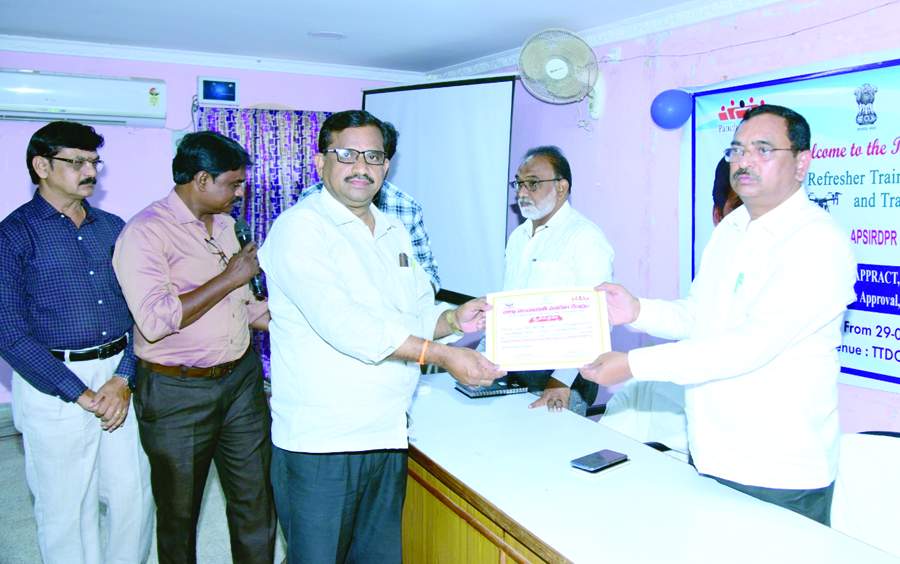    శిక్షణ పొందిన పంచాయతీ కార్యదర్శి ముత్యాలరెడ్డికి సర్టిఫికెట్‌ అందజేస్తున్న డిపిఒ ప్రభాకర్‌రావు