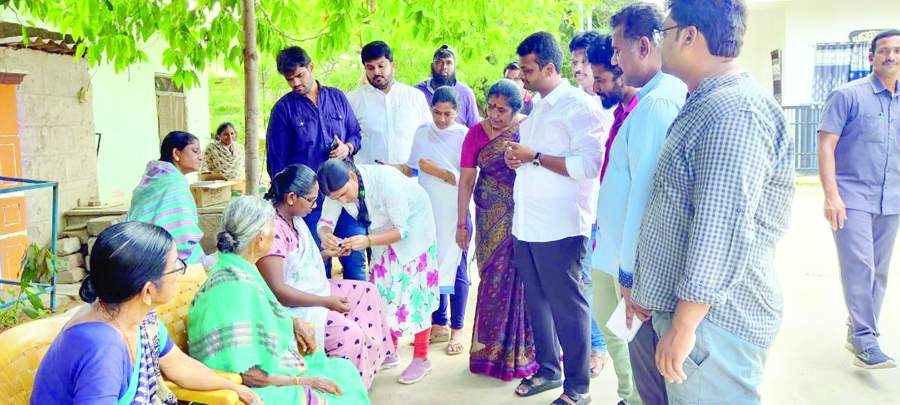  ప్రజలతో మాట్లాడుతున్న మేయర్‌ వసీం