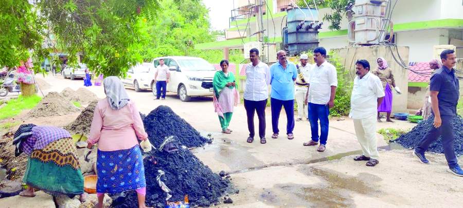      పారిశుధ్యం పనులను పరిశీలిస్తున్న మేయర్‌ మహమ్మద్‌ వసీం