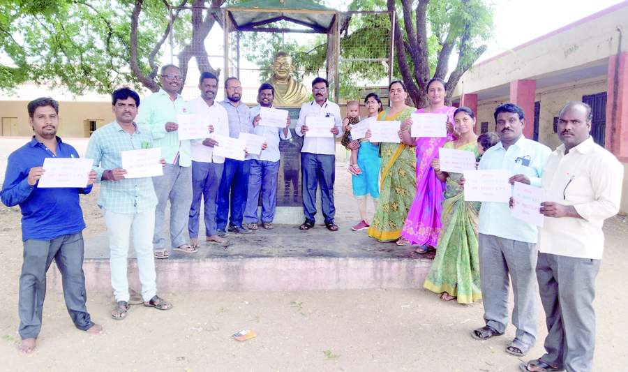 గాంధీ విగ్రహానికి వినతిపత్రం సమర్పిస్తున్న ఉపాధ్యాయులు