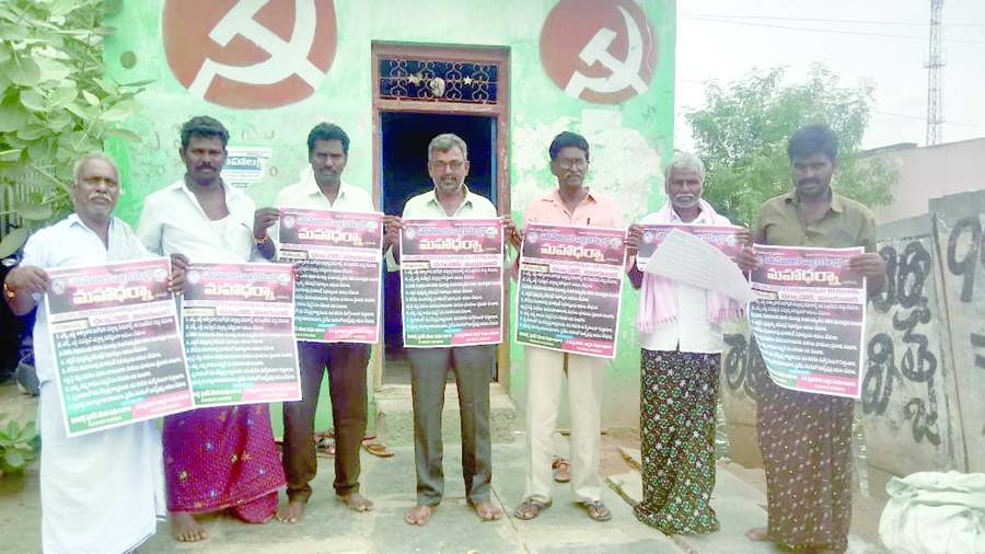  పోస్టర్లను విడుదల చేస్తున్న కెవిపిఎస్‌ నాయకులు