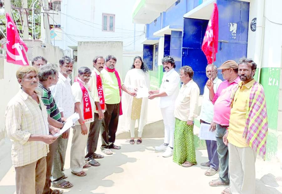  గుంతకల్లులో సచివాలయ అధికారిణికి వినతిపత్రం సమర్పిస్తున్న సిపిఎం నాయకులు
