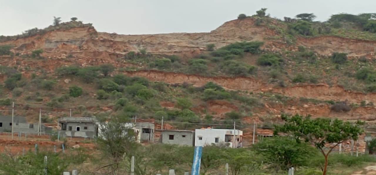 అడ్డతిప్పకొండలో ఆగని దోపిడీ