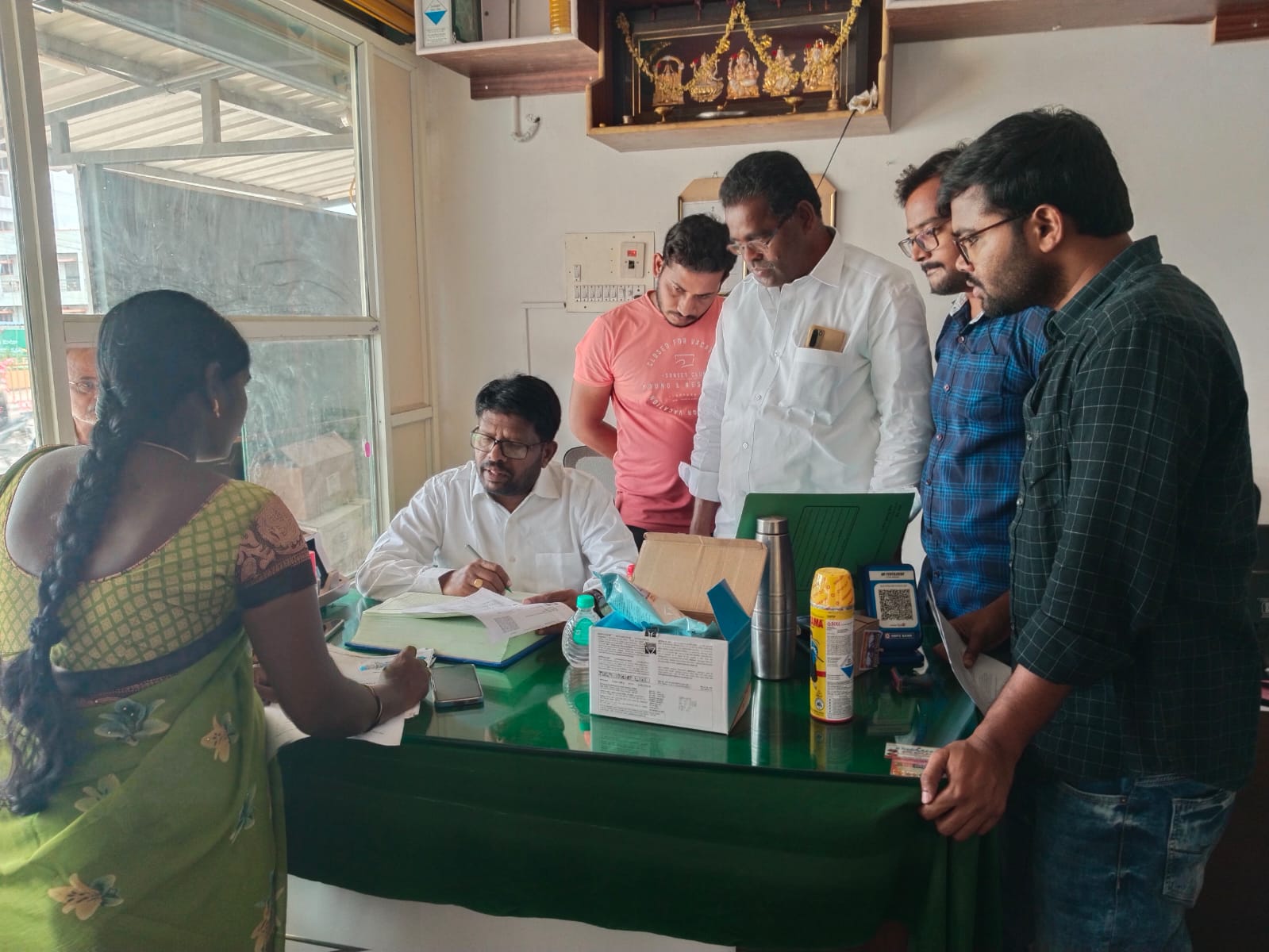 ఎన్‌ఆర్‌ ఫర్టిలైజర్‌ దుకాణంలో తనిఖీలు