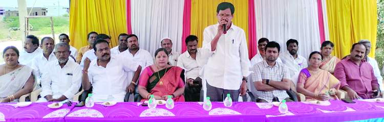 మాట్లాడుతున్న విప్‌ కాపు రామచంద్రారెడ్డి