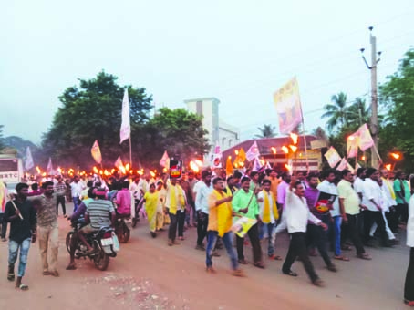 కొనసాగుతున్న టిడిపి దీక్షలు