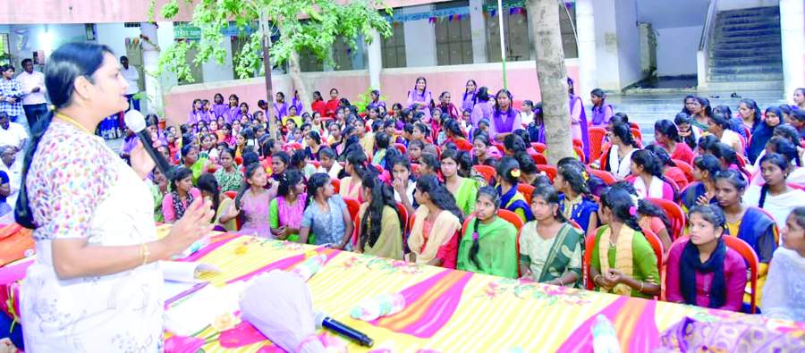 కార్యక్రమంలో మాట్లాడుతున్న మంత్రి ఉషశ్రీచరణ్‌