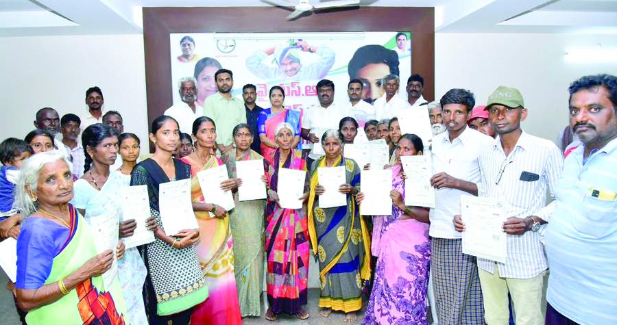   ఇంటిపట్టాలు పంపిణీ చేస్తున్న మంత్రి ఉషశ్రీచరణ్‌