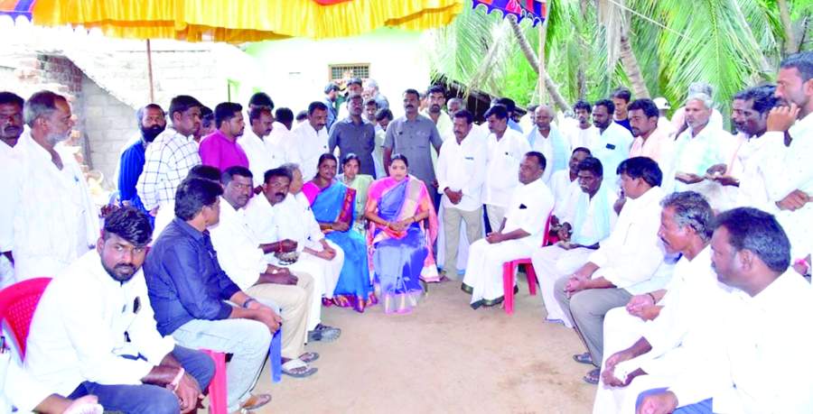   సమావేశంలో మాట్లాడుతున్న మంత్రి ఉషశ్రీచరణ్‌