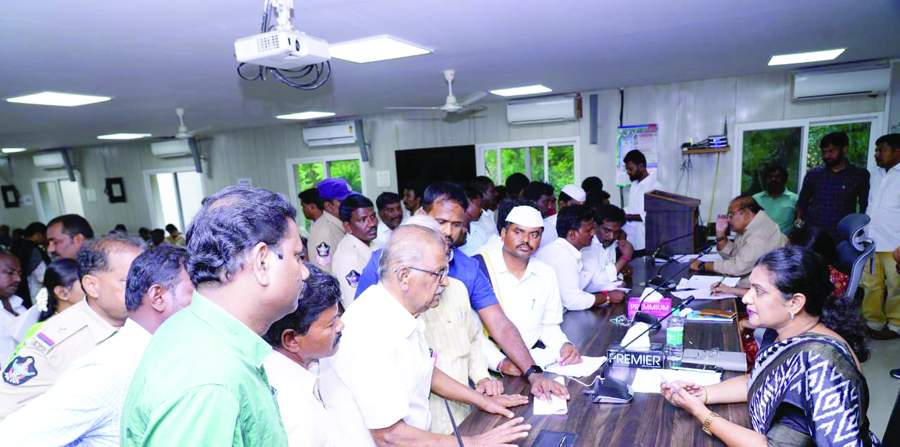   కలెక్టర్‌కు వినతిపత్రం సమర్పిస్తున్న నాయకులు