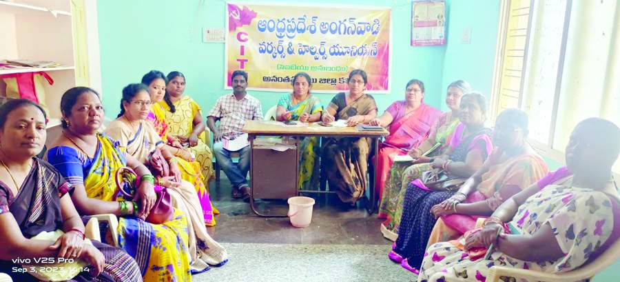   సమావేశంలో మాట్లాడుతున్న సిఐటియు జిల్లా ప్రధాన కార్యదర్శి ఎస్‌.నాగేంద్రకుమార్‌