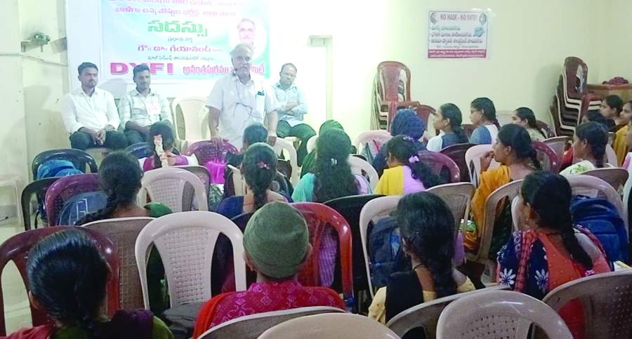  అవగాహన సదస్సులో మాట్లాడుతున్న మాజీ ఎమ్మెల్సీ గేయనంద్‌