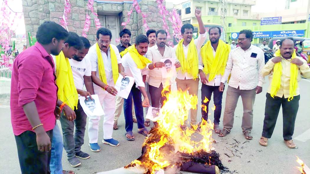   ఎంపీ గోరంట్ల మాధవ్‌ దిష్టిబొమ్మను దహనం చేస్తున్న తెలుగుయువత నాయకులు