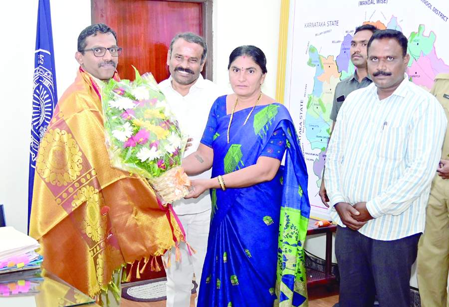  ఎస్పీకి బొకే అందజేస్తున్న జిల్లా గ్రంథాలయ సంస్థ ఛైర్‌పర్సన్‌ ఎల్‌ఎం ఉమామోహన్‌రెడ్డి దంపతులు