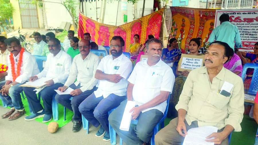   సమగ్ర శిక్ష అభియాన్‌లో పనిచేస్తున్న ఉద్యోగులకు మద్దతు తెలుపుతున్న యుటిఎఫ్‌ రాష్ట్ర అధ్యక్షులు నక్కా వెంకటేశ్వర్లు