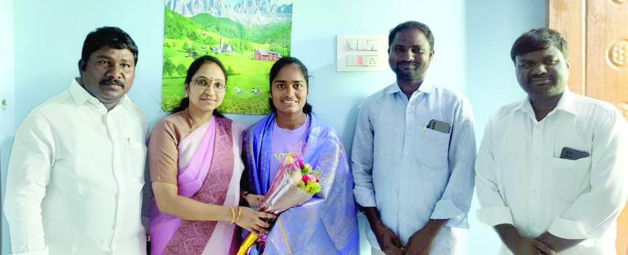   క్రికెటర్‌ అనూషను సన్మానిస్తున్న రాజగోపాల్‌ దంపతులు