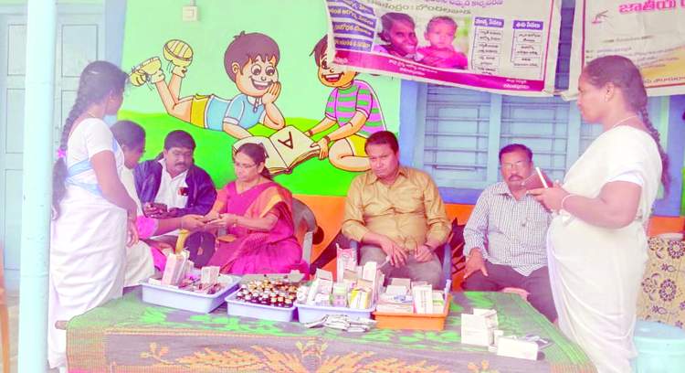 విద్యార్థులకు వైద్యపరీక్షలు నిర్వహిస్తున్న వైద్యసిబ్బంది