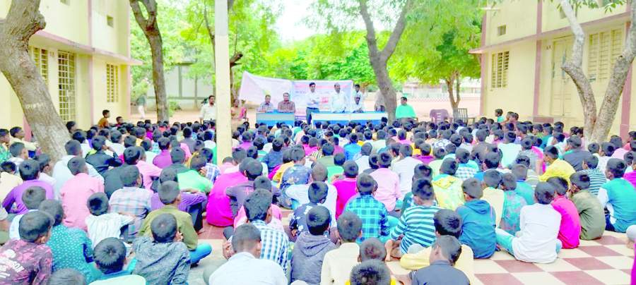 ఆత్మహత్యల నివారణ దినోత్సవంలో మాట్లాడుతున్న వక్తలు