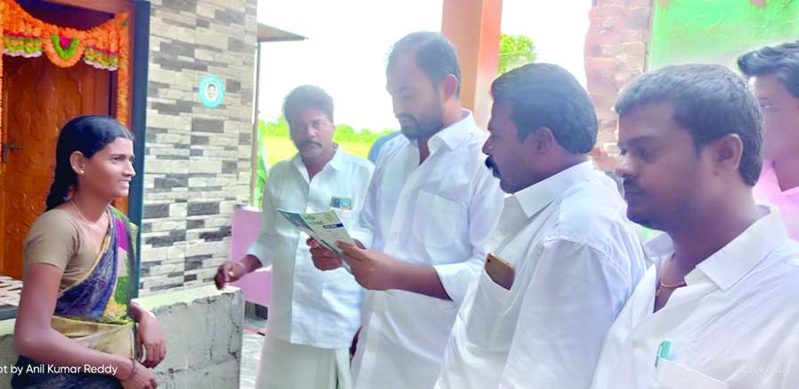   మహిళతో మాట్లాడుతున్నఎమ్మెల్యే కేతిరెడ్డి పెద్దారెడ్డి తనయుడు హర్షవర్ధన్‌రెడ్డి