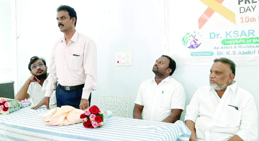     మాట్లాడుతున్న మానసిక వైద్యులు డాక్టర్‌ ఎండ్లూరి ప్రభాకర్‌