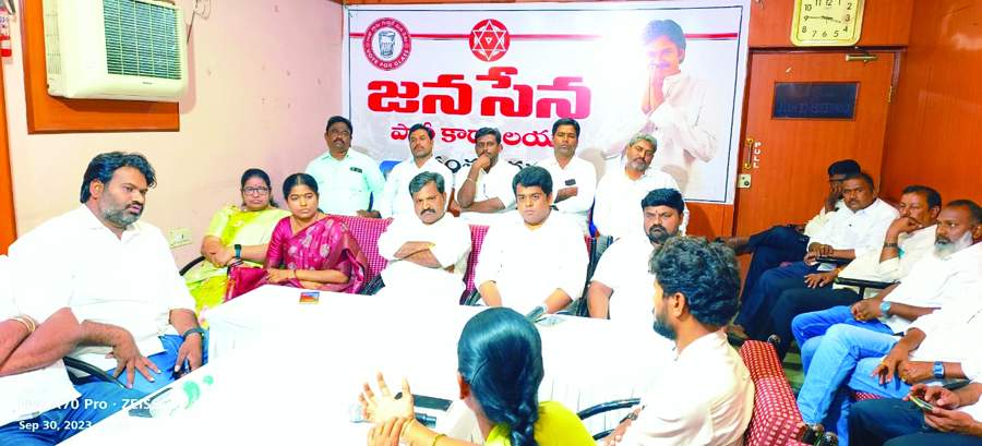  విలేకరులతో మాట్లాడుతున్న జనసేన పార్టీనాయకులు