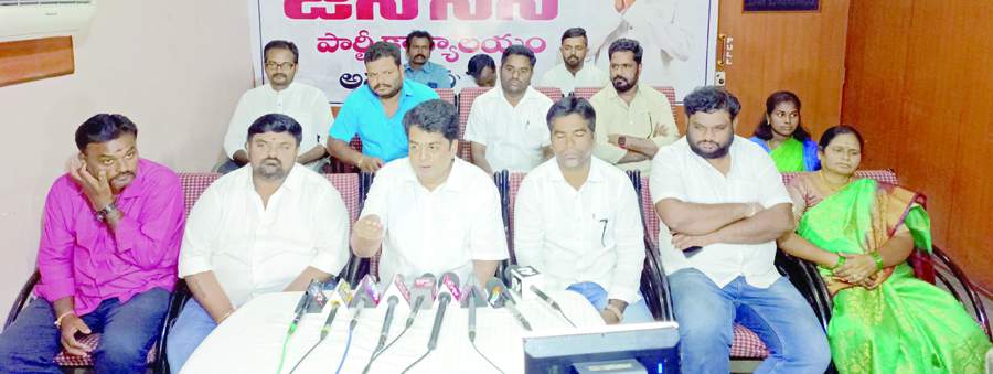  విలేకరులతో మాట్లాడుతున్న జనసేన జిల్లా అధ్యక్షులు టిసి.వరుణ్‌